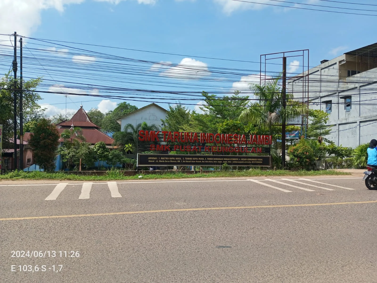 Tampak depan SMK Taruna Indonesia Jambi. (DETAIL/Juan)