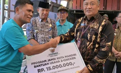 Sekretaris Daerah Kota Jambi, Drs. H. A. Ridwan, M.Si, saat menyerahkan bantuan (ist)