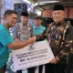 Sekretaris Daerah Kota Jambi, Drs. H. A. Ridwan, M.Si, saat menyerahkan bantuan (ist)
