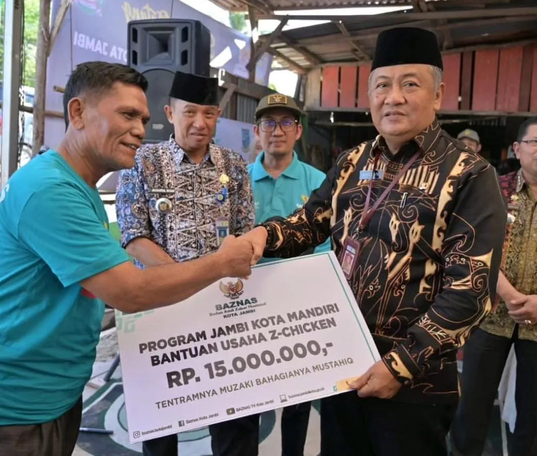 Sekretaris Daerah Kota Jambi, Drs. H. A. Ridwan, M.Si, saat menyerahkan bantuan (ist)