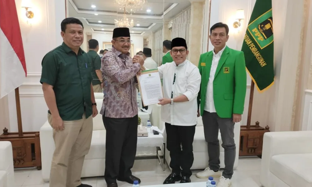 Kepala Bappeda Tanjabbar Katamso (paling kiri) mendampingi Anwar Sadat ngambil rekom PPP. (ist)