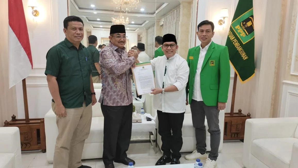 Kepala Bappeda Tanjabbar Katamso (paling kiri) mendampingi Anwar Sadat ngambil rekom PPP. (ist)