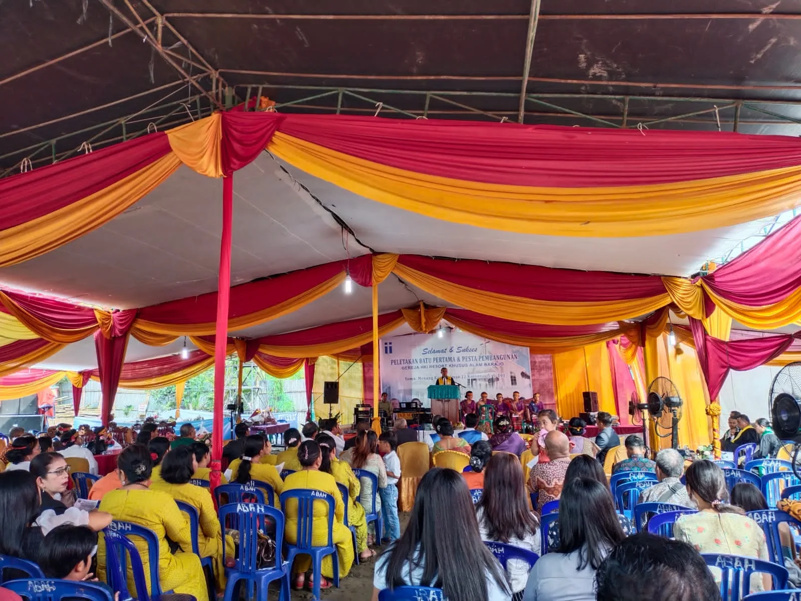 Praeses HKI Daerah VIII Riau-Sumbagsel Pdt. Rinto Parpunguan Nainggolan, S.Th saat berkhotbah (DETAIL/Jorgi)