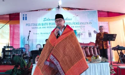 Syarif Fasha diberi kain ulos saat memberikan sambutan (DETAIL/Jorgi)