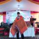 Syarif Fasha diberi kain ulos saat memberikan sambutan (DETAIL/Jorgi)