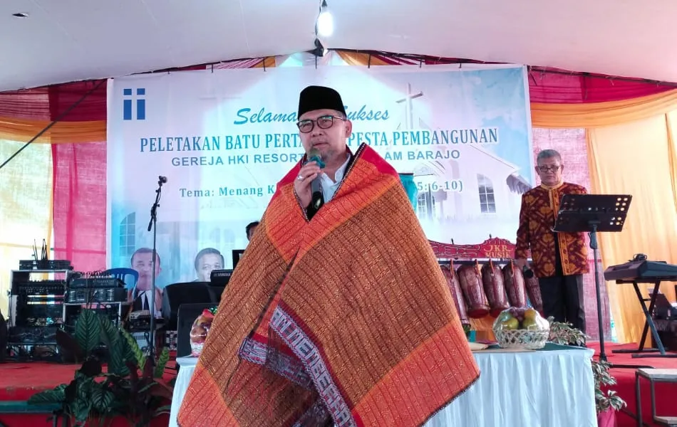 Syarif Fasha diberi kain ulos saat memberikan sambutan (DETAIL/Jorgi)