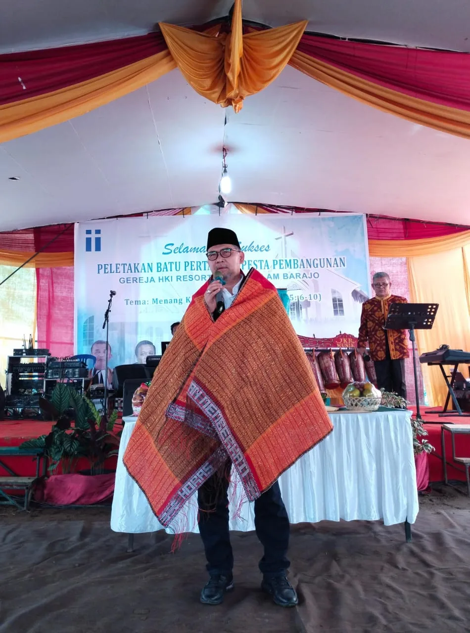 Syarif Fasha diberi kain ulos saat memberikan sambutan (DETAIL/Jorgi)