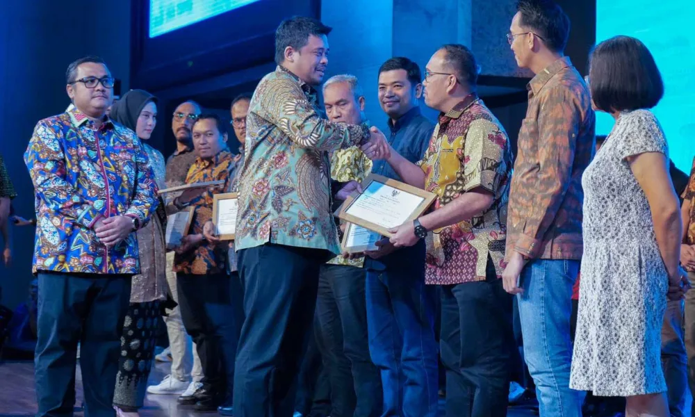 Wali Kota Medan, Bobby Nasution memberikan penghargaan kepada para wajib pajak potensial, termasuk dari Bulog Sumut, karena telah patuh dalam membayar pajak bumi dan bangunan (PBB). (ist)