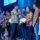 Wali Kota Medan, Bobby Nasution memberikan penghargaan kepada para wajib pajak potensial, termasuk dari Bulog Sumut, karena telah patuh dalam membayar pajak bumi dan bangunan (PBB). (ist)