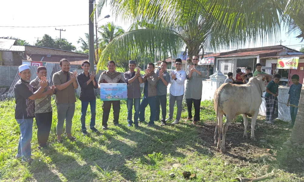 PT Telkom Regional 1 Sumatera menyerahkan hewan kurban saat Idul Adha 1445 H. (ist)