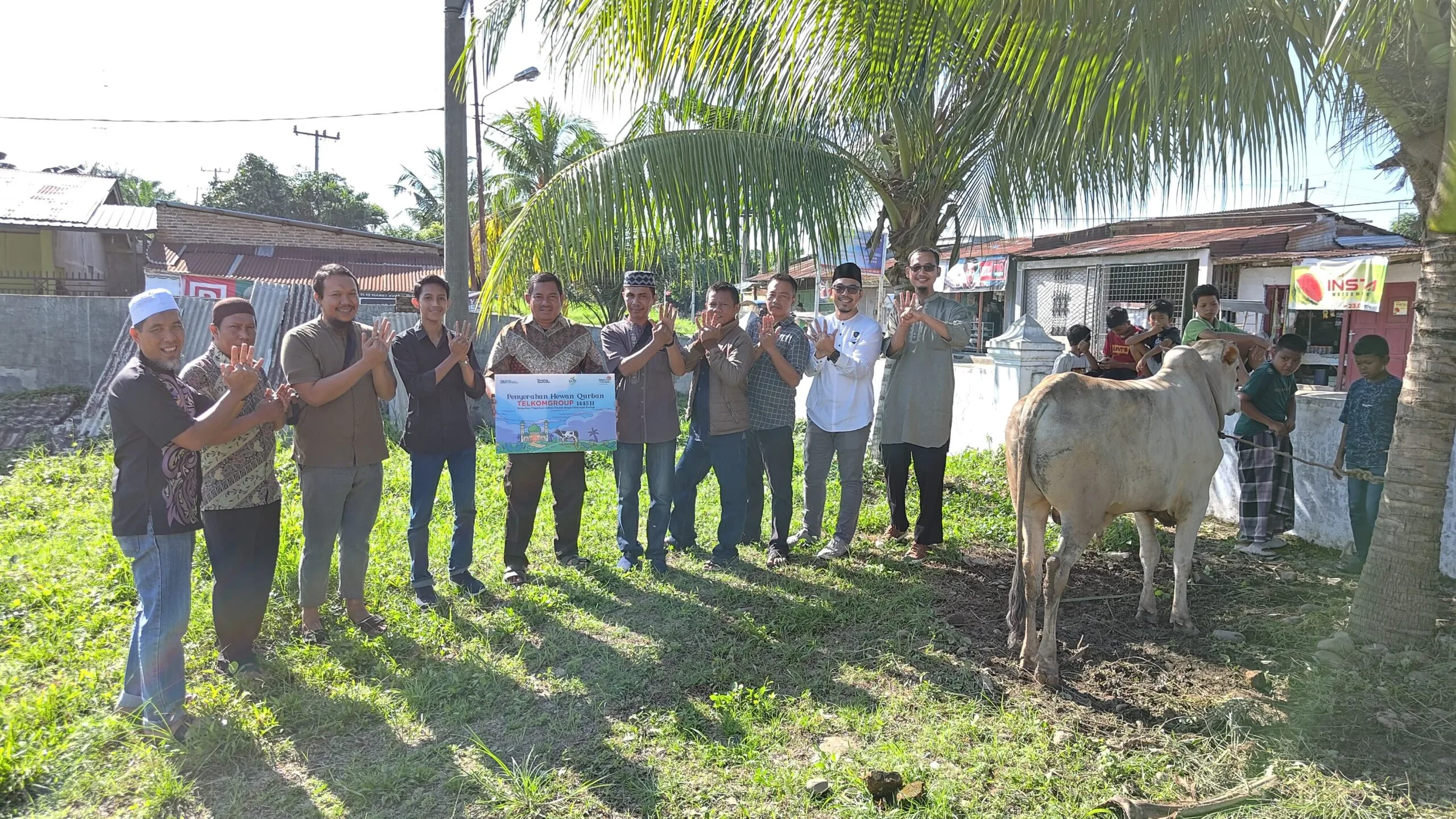 PT Telkom Regional 1 Sumatera menyerahkan hewan kurban saat Idul Adha 1445 H. (ist)