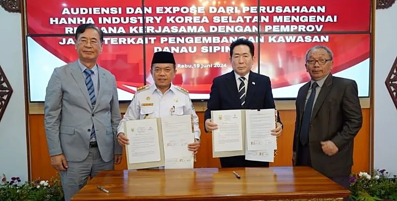 Penandatanganan perjanjian kerjasama Gubernur Al Haris dan CEO HANHA Industry, Kim Jeong Sil. (ist)