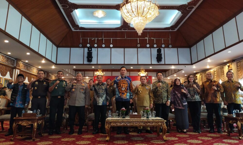 Foto bersama Menteri ATR/Kepala BPN, Agus Harimurti Yudhoyono dengan jajaran Pemerintah Provinsi Jambi. (DETAIL/Jorgi)