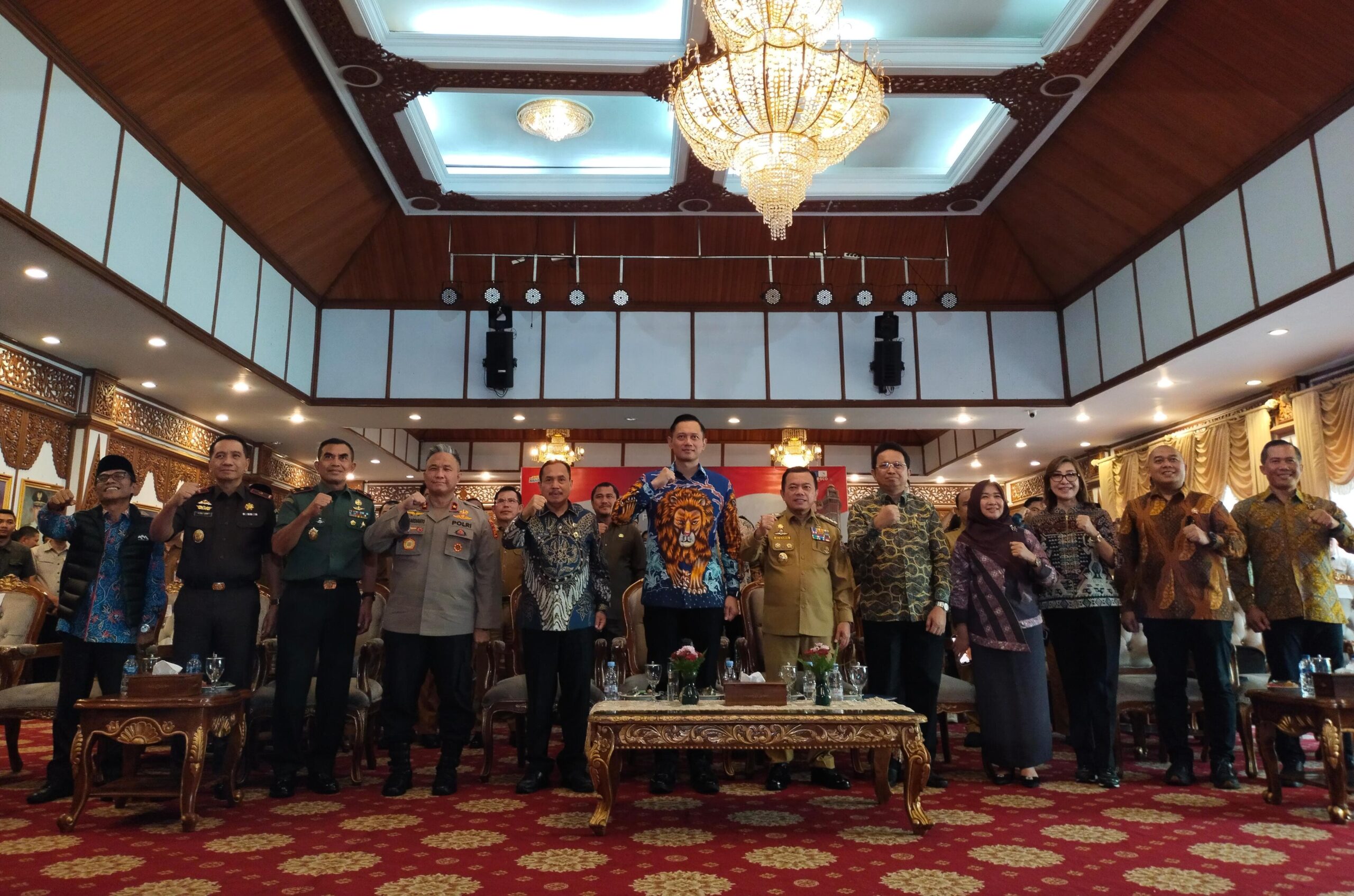 Foto bersama Menteri ATR/Kepala BPN, Agus Harimurti Yudhoyono dengan jajaran Pemerintah Provinsi Jambi. (DETAIL/Jorgi)