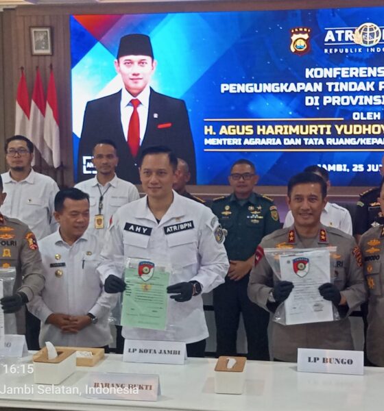 Menteri ATR/BPN Agus Harimurti Yudhoyono bersama Satgas Anti Mafia Tanah di Polda Jambi. (DETAIL/Juan)