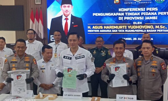 Menteri ATR/BPN Agus Harimurti Yudhoyono bersama Satgas Anti Mafia Tanah di Polda Jambi. (DETAIL/Juan)