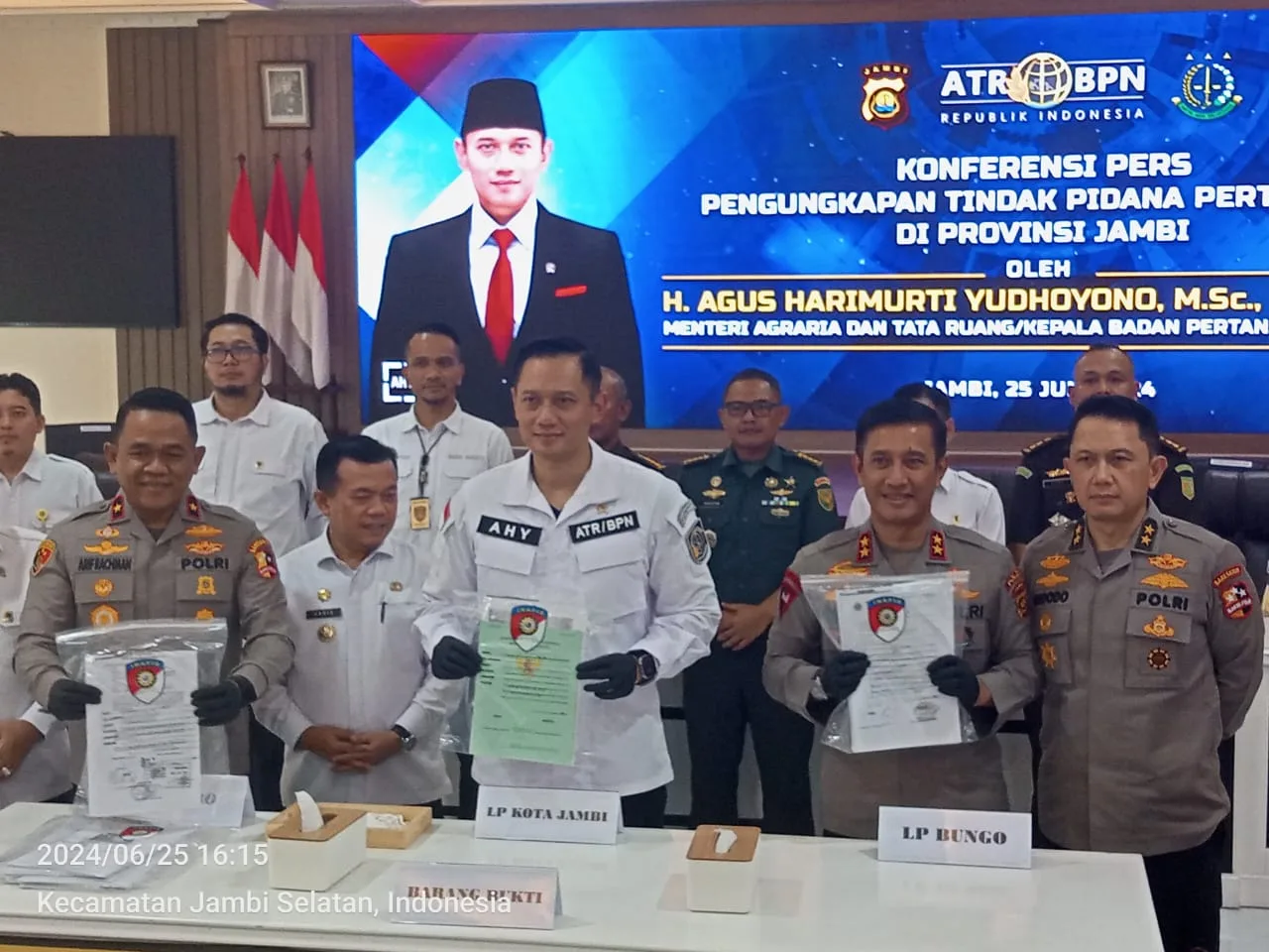 Menteri ATR/BPN Agus Harimurti Yudhoyono bersama Satgas Anti Mafia Tanah di Polda Jambi. (DETAIL/Juan)