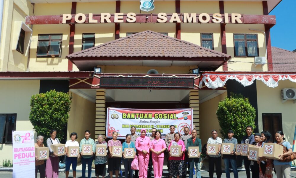 Polres Samosir menyerahkan bantuan sembako ke masyarakat. (Dok. Polres Samosir)