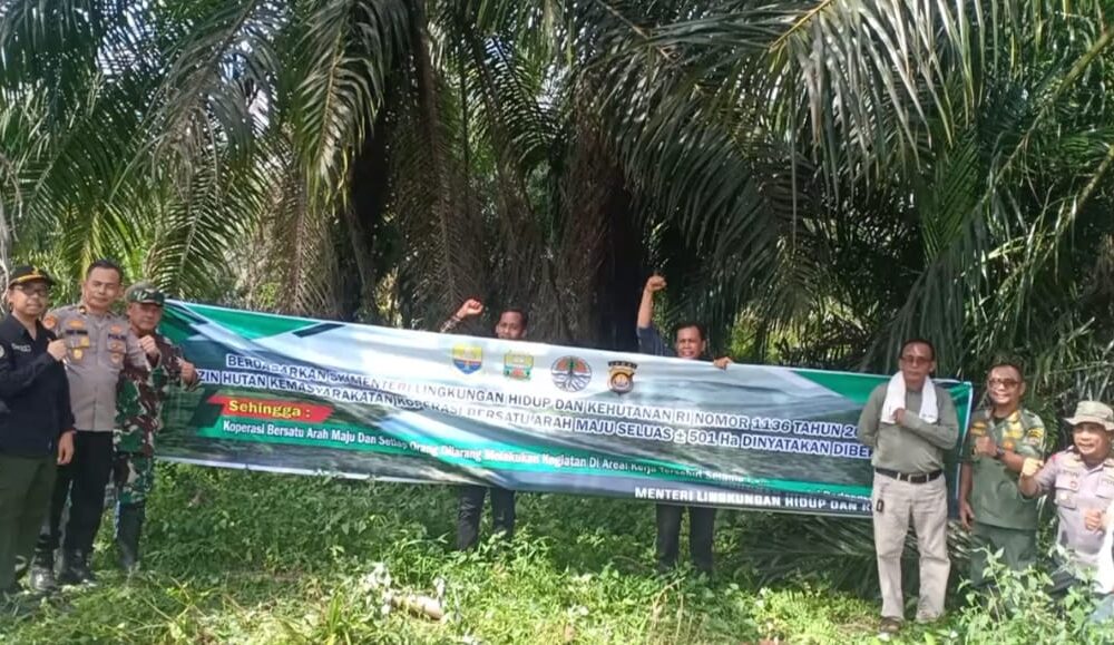 Pemasangan spanduk oleh kedua belah pihak. (ist)