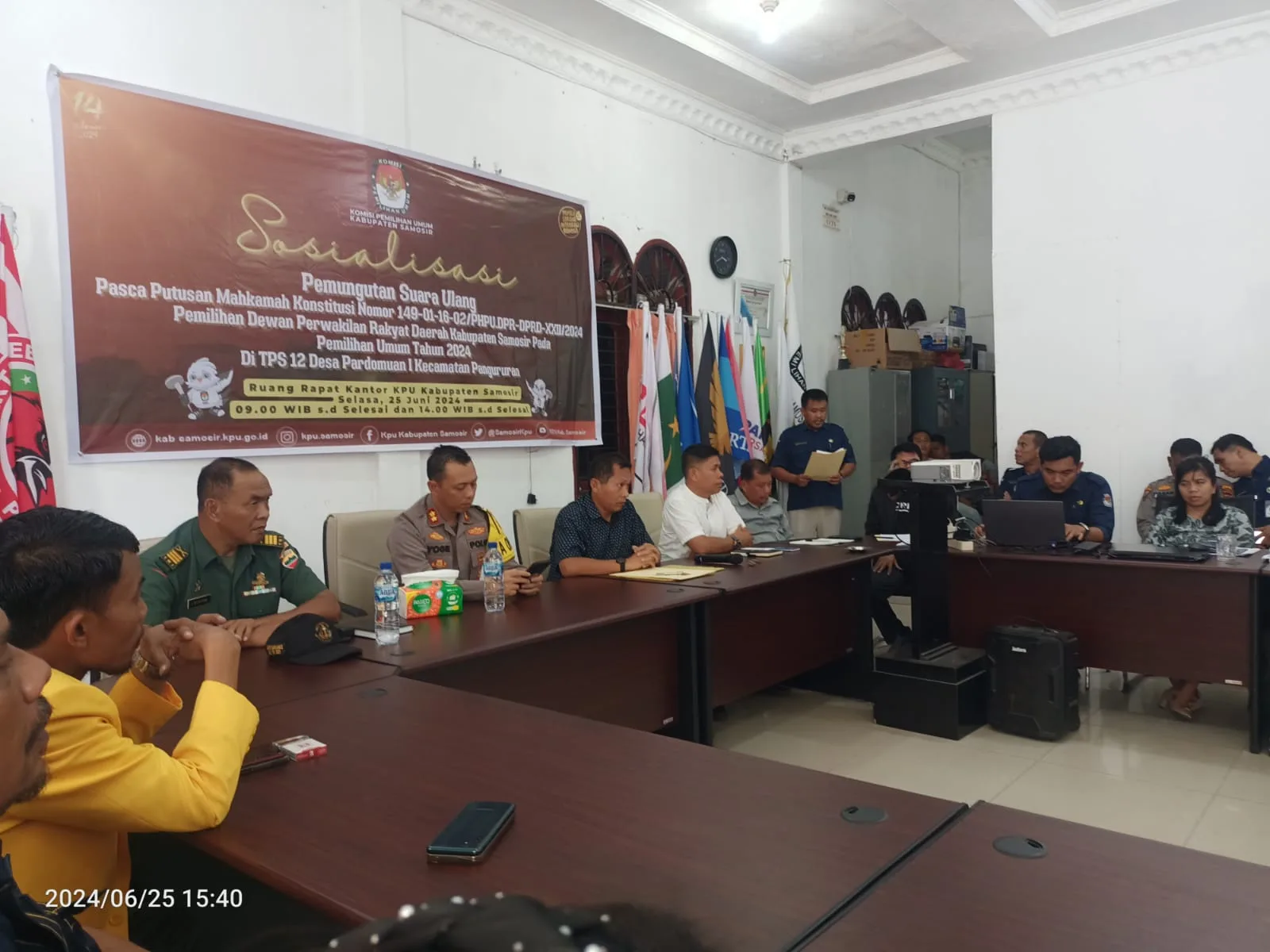 KPU dan unsur Forkopimda Kabupaten Samosir, termasuk Polres, menggelar rapat dan sosialisasi pelaksanaan PSU Pemilu 2024. (Dok. Polres Samosir)