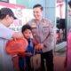 Kapolda Jambi saat penyerahan tali asih kepada perwakilan peserta. (ist)