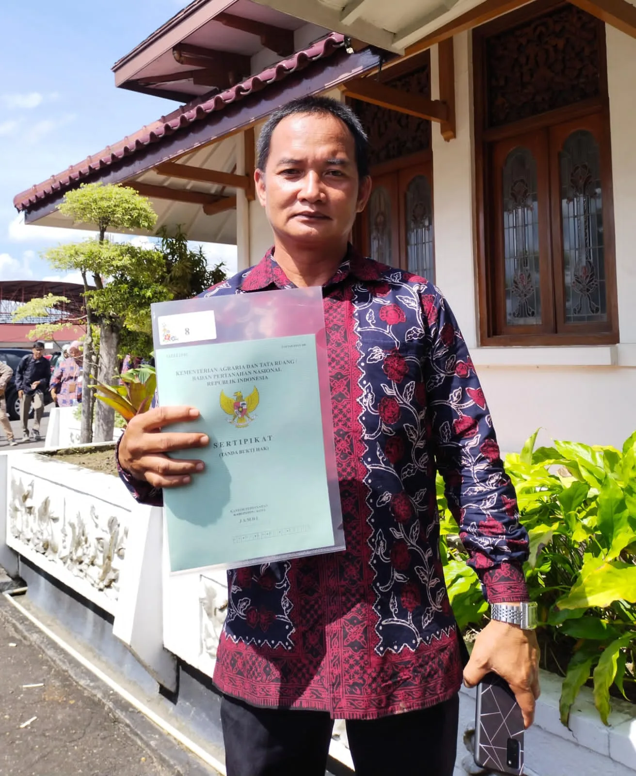 Arif, salah satu penerima sertifikat tanah. (DETAIL/Jorgi)