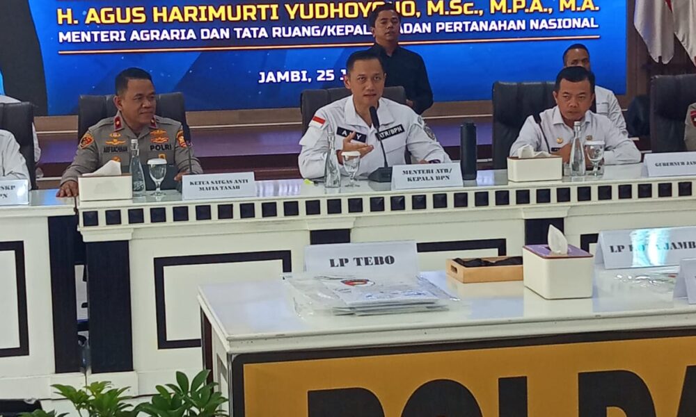 Menteri ATR/BPN, Agus Harimurti Yudhoyono bersama Satgas Anti Mafia Tanah saat ungkap kasus di Polda Jambi. (DETAIL/Juan)