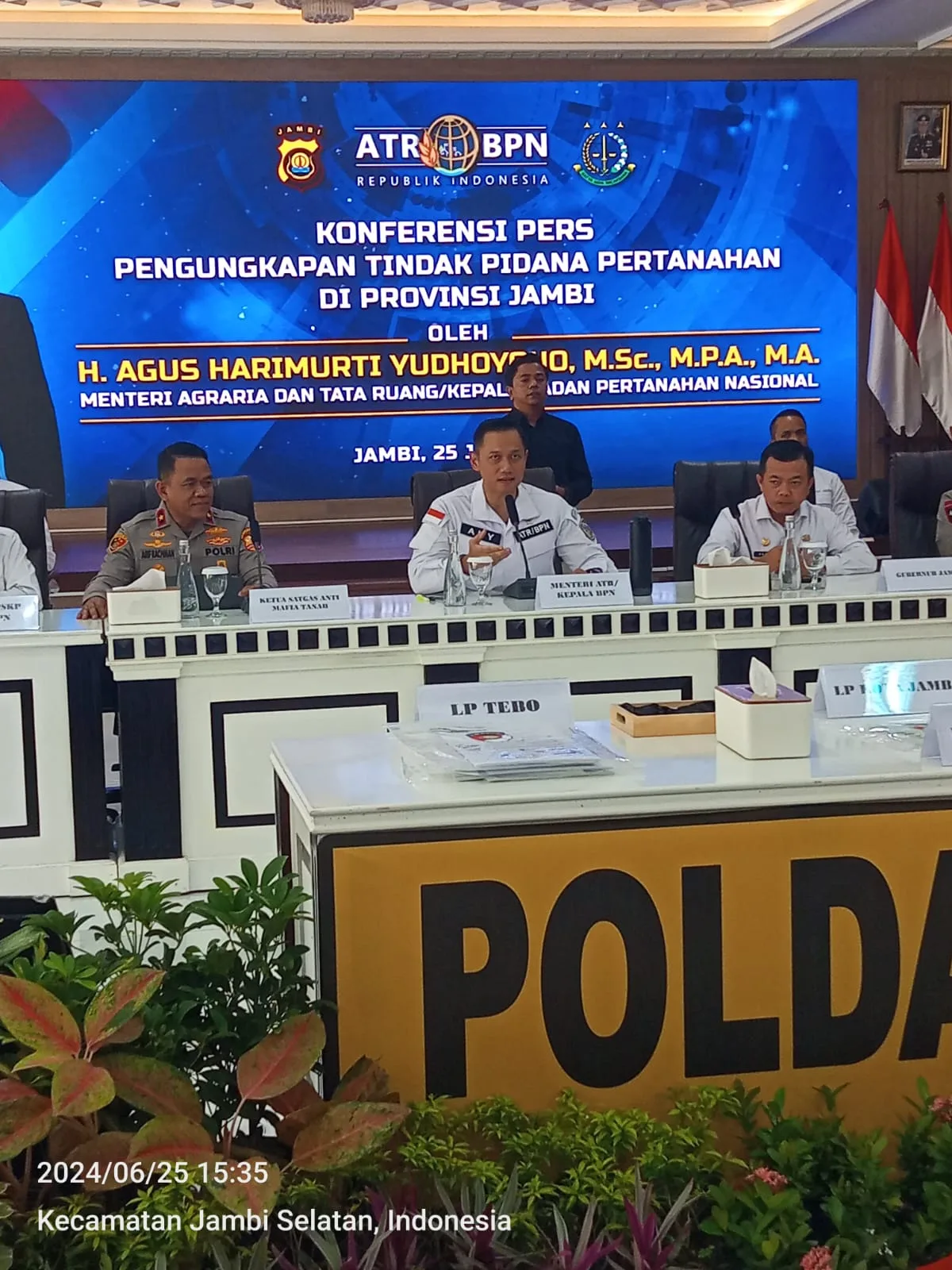 Menteri ATR/BPN, Agus Harimurti Yudhoyono bersama Satgas Anti Mafia Tanah saat ungkap kasus di Polda Jambi. (DETAIL/Juan)