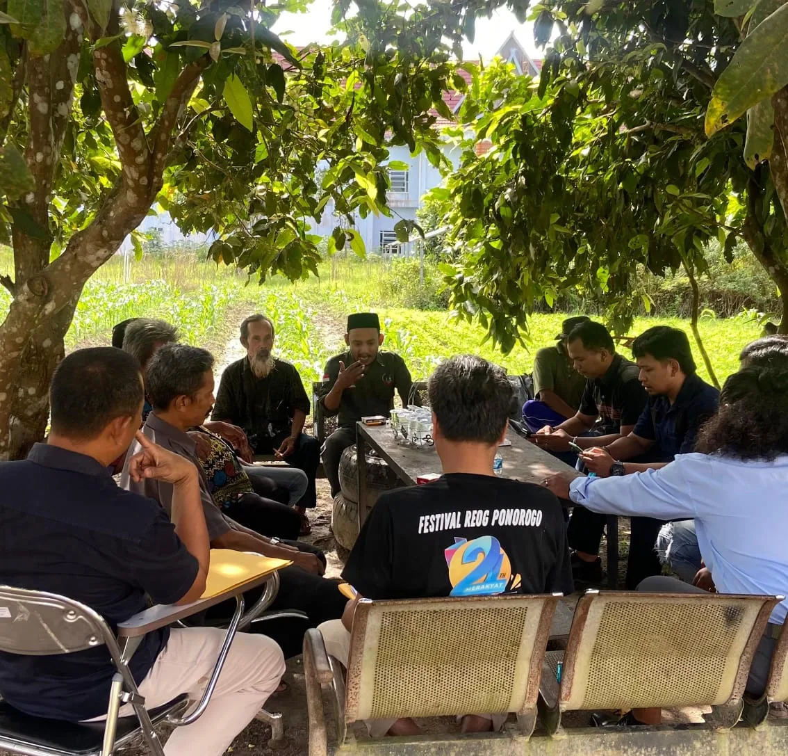 Audiensi masyarakat Desa Rantau Karya dengan Disnakertrans Tanjabtim. (ist)