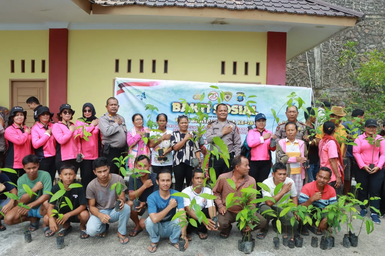 Polres Samosir menyerahkan 1.000 batang pohon buah-buahan kepada masyarakat. (ist)