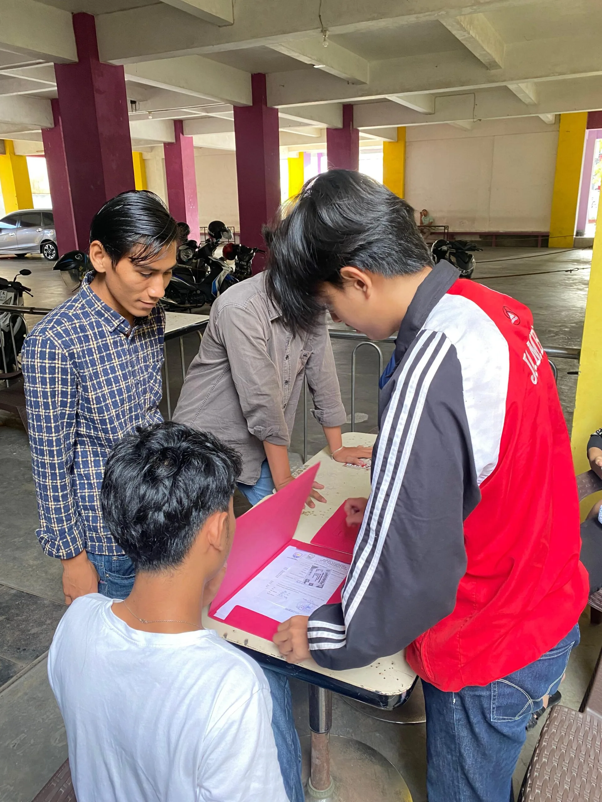 Agus Triawan Saputra menyerahkan berkas kepada KPUM UNH (ist)