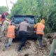 Masyarakat dan Polres Samosir bahu-membahu mendorong sebuah mobil yang terjebak di jalan yang dipenuhi lumpur dan tanah yang disebabkan oleh longsor pada Sabtu pagi, 29 Juni 2024. (ist)