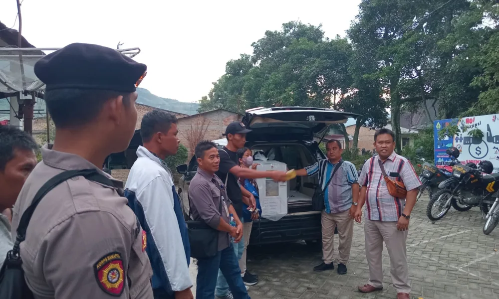 PSU di TPS 12 di Kabupaten Samosir berjalan sukses berkat pengawalan ratusan petugas dari Polres Samosir. (ist)