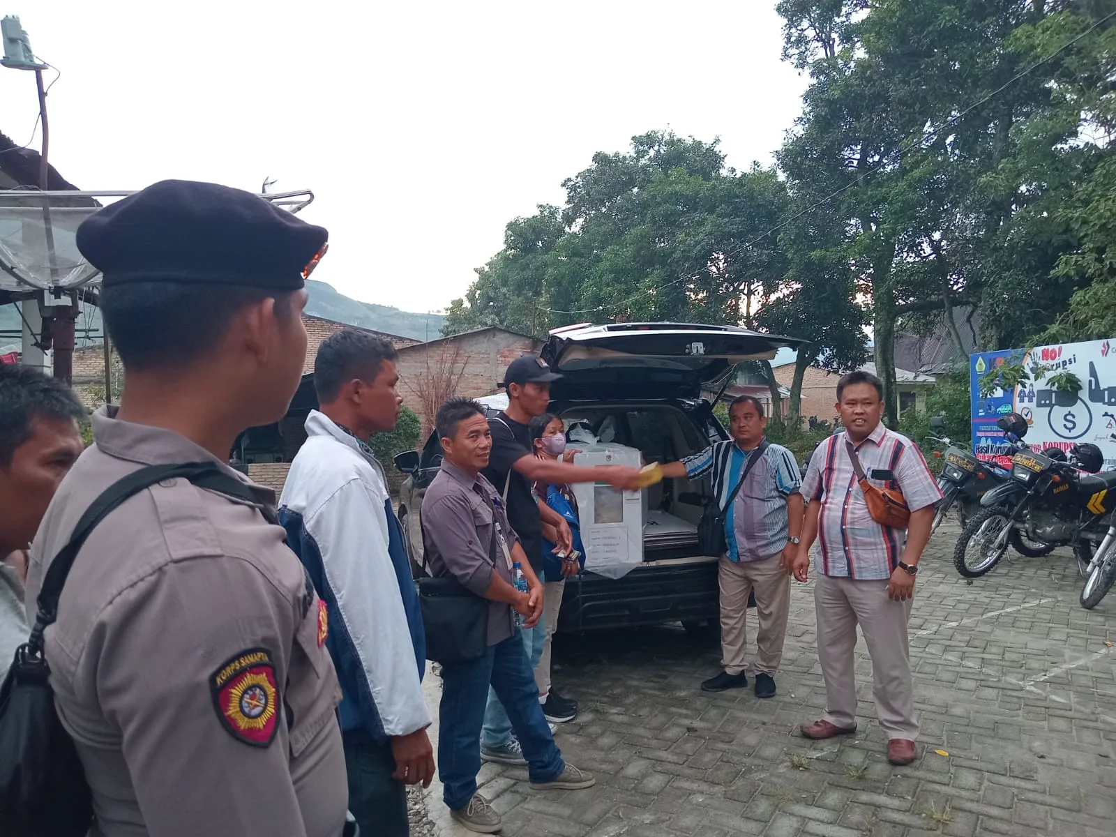 PSU di TPS 12 di Kabupaten Samosir berjalan sukses berkat pengawalan ratusan petugas dari Polres Samosir. (ist)