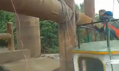 Pekerja konstruksi sedang melakukan perbaikan pada struktur jembatan (ist)