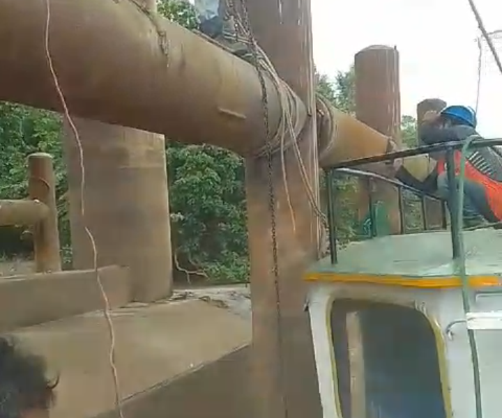 Pekerja konstruksi sedang melakukan perbaikan pada struktur jembatan (ist)