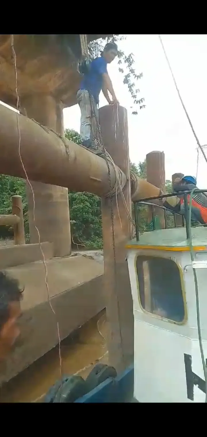 Pekerja konstruksi sedang melakukan perbaikan pada struktur jembatan (ist)