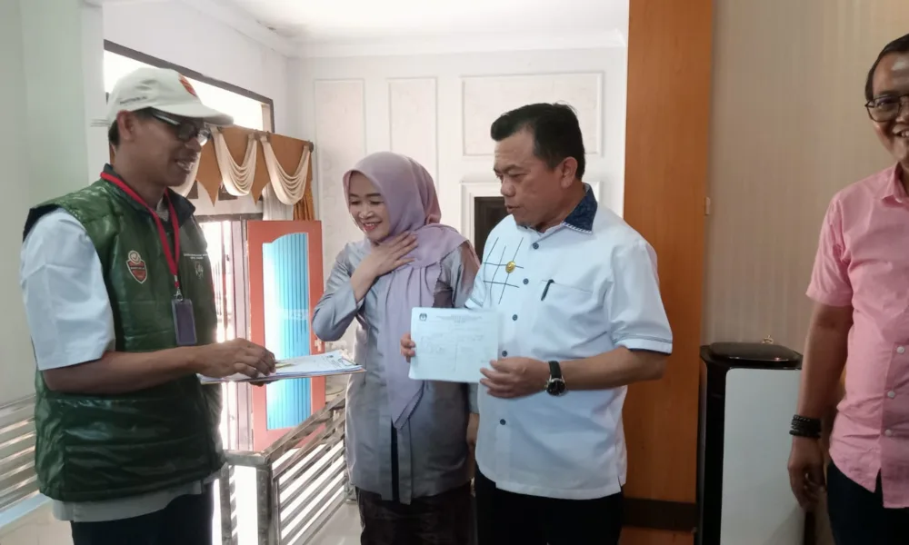 Gubernur Al Haris beserta istri saat proses coklit (ist)