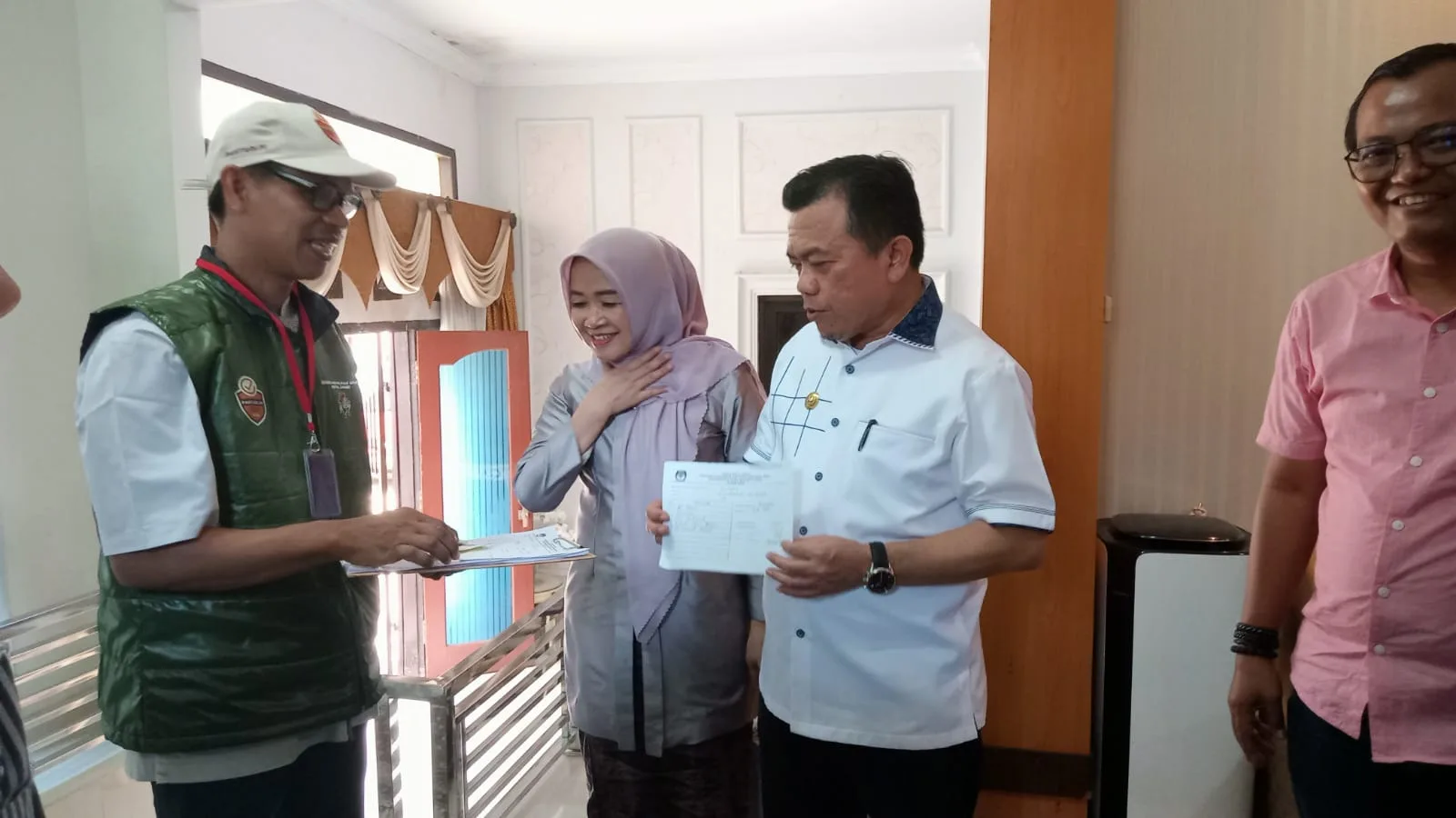 Gubernur Al Haris beserta istri saat proses coklit (ist)