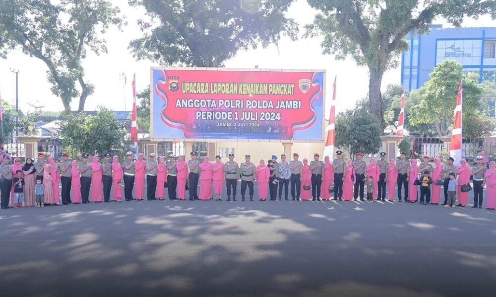 Foto bersama Kapolda Jambi dengan personel Polda Jambi yang naik pangkat (ist)