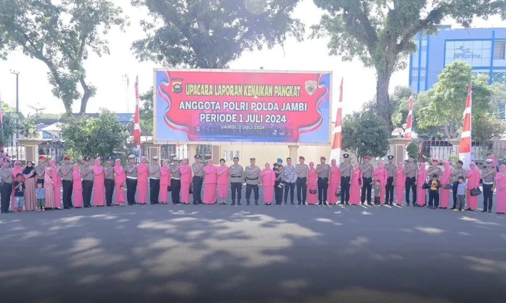 Foto bersama Kapolda Jambi dengan personel Polda Jambi yang naik pangkat (ist)