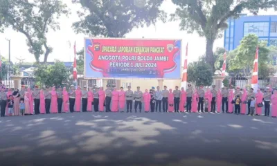 Foto bersama Kapolda Jambi dengan personel Polda Jambi yang naik pangkat (ist)
