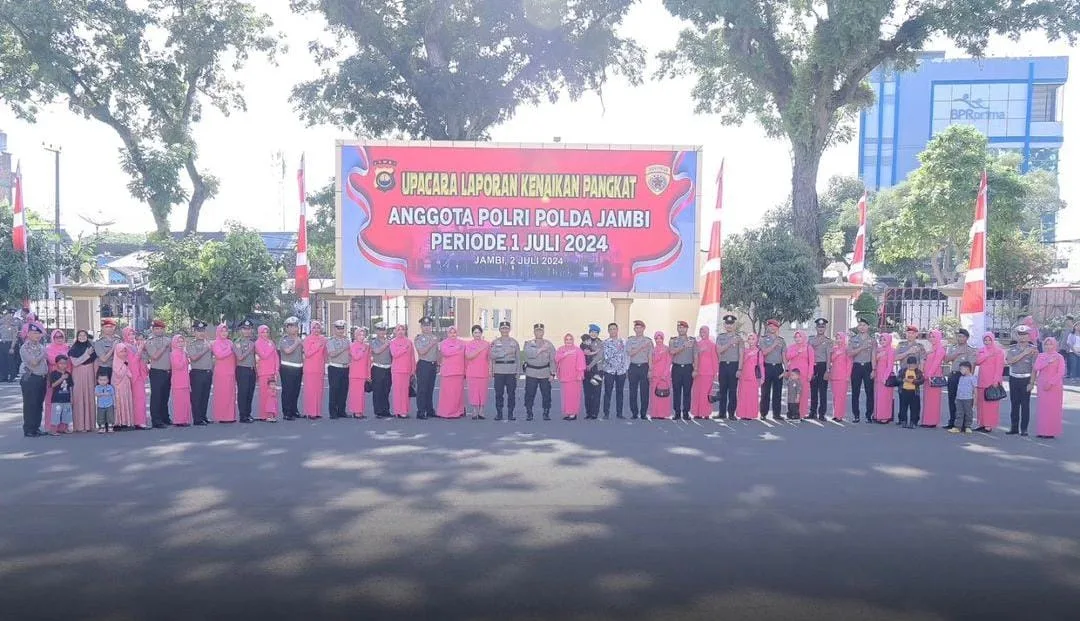 Foto bersama Kapolda Jambi dengan personel Polda Jambi yang naik pangkat (ist)
