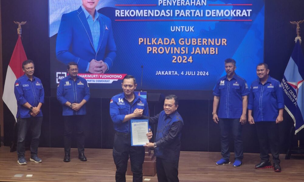 Ketua Umum Demokrat, Agus Yudhoyono saat memberikan surat dukungan resmi kepada Al Haris. (ist)