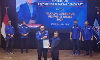 Ketua Umum Demokrat, Agus Yudhoyono saat memberikan surat dukungan resmi kepada Al Haris. (ist)