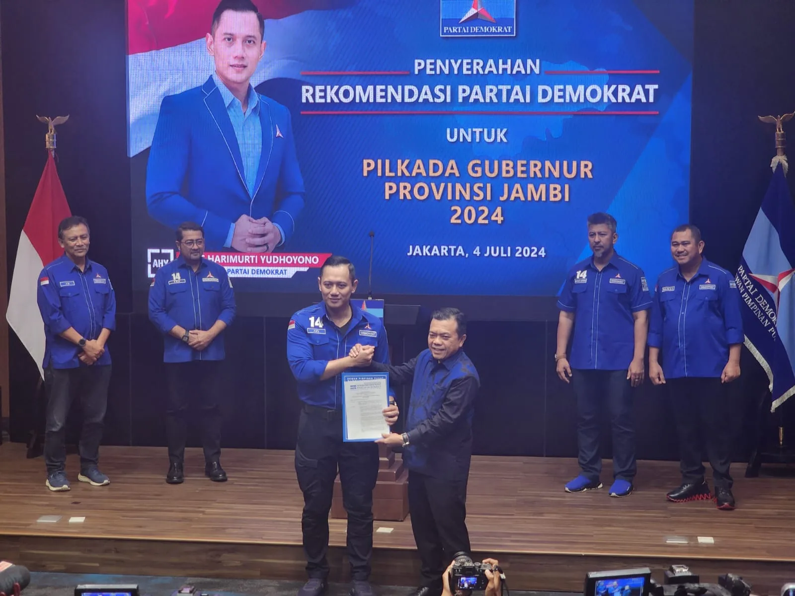Ketua Umum Demokrat, Agus Yudhoyono saat memberikan surat dukungan resmi kepada Al Haris. (ist)