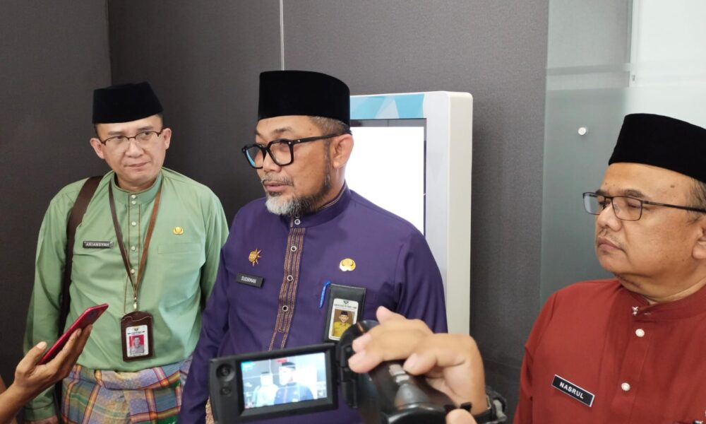 Sekda Provinsi Jambi (tengah) saat memberikan keterangan (DETAIL/Jorgi)