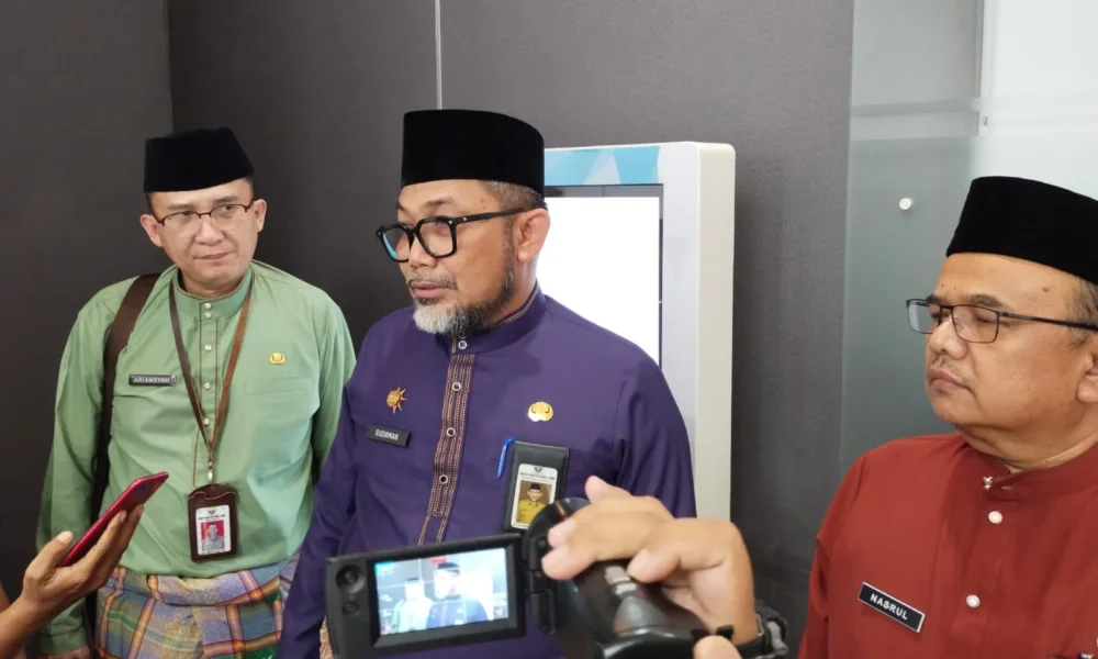 Sekda Provinsi Jambi (tengah) saat memberikan keterangan (DETAIL/Jorgi)