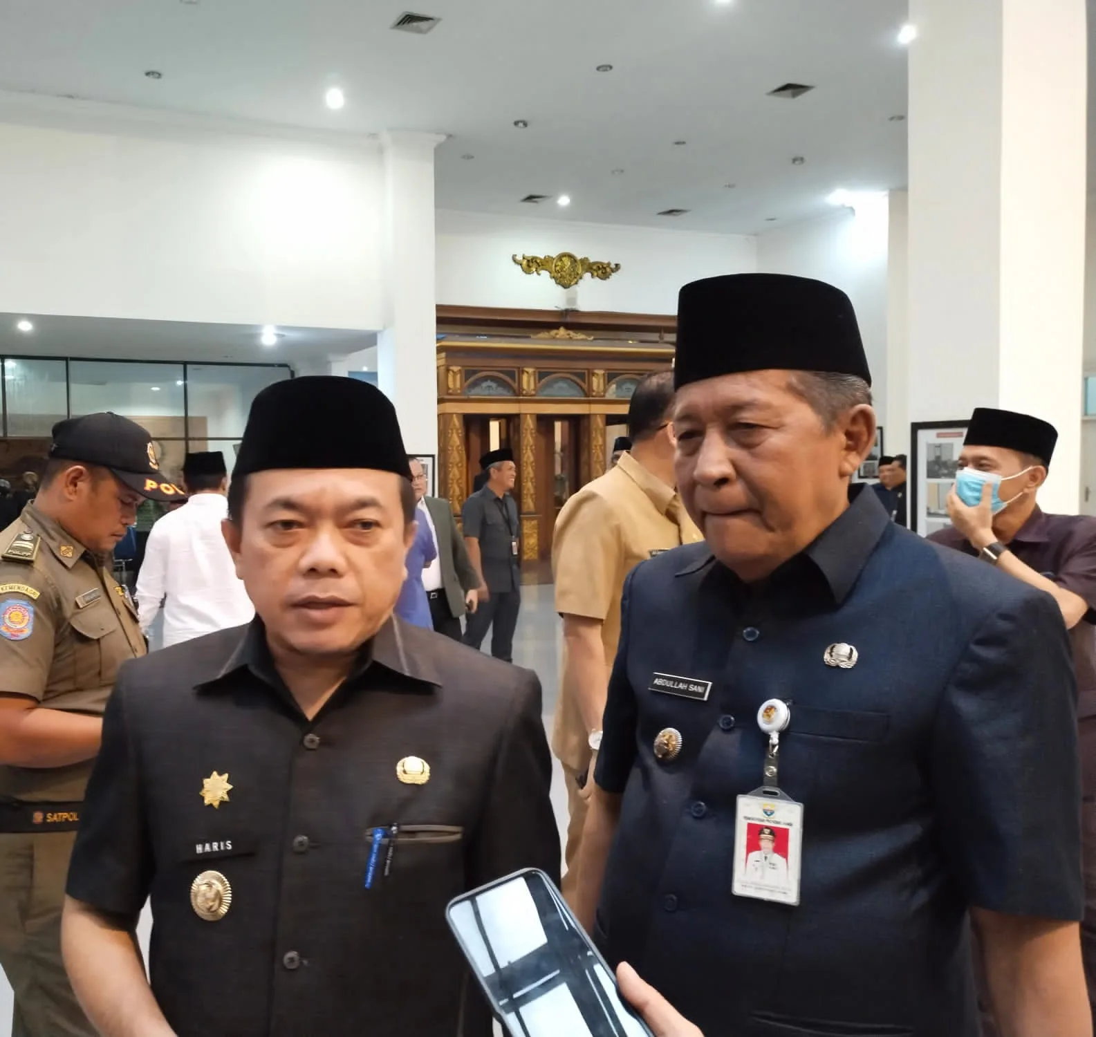 Gubernur Al Haris saat memberikan klarifikasi (DETAIL/Jorgi)