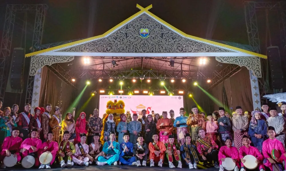 Foto bersama peserta festival dengan Gubernur Jambi (DETAIL/Jorgi)